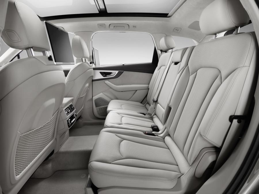 Интерьер Audi Q7 TDI Quattro S-Line (4M) 2015 года  (WW) (фото 12 из 30)